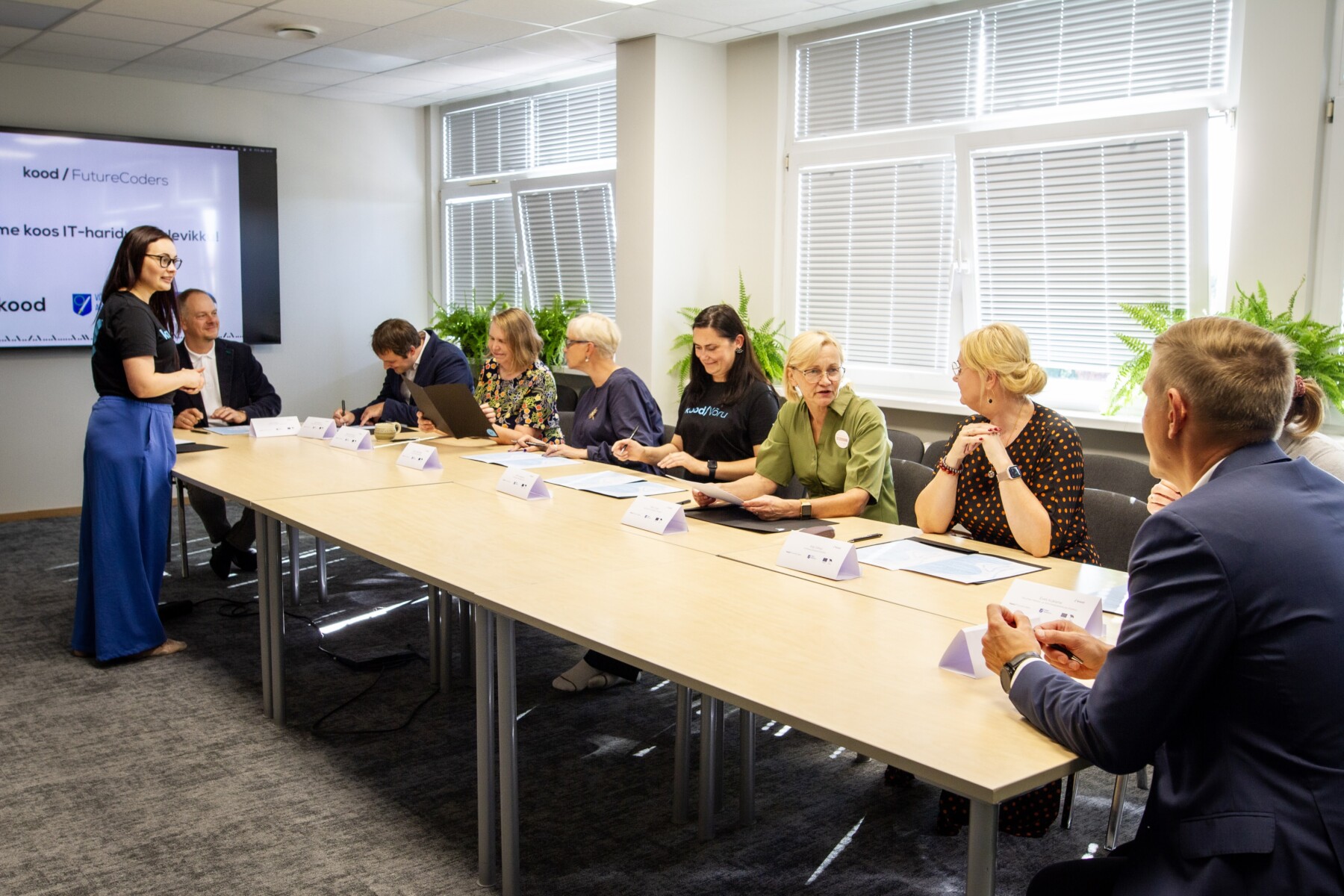 Võru maakonna keskharidusasutuste juhid, Võrumaa Arenduskeskuse juht ja kood/Jõhvi esindajaallkirjastavad lepingut