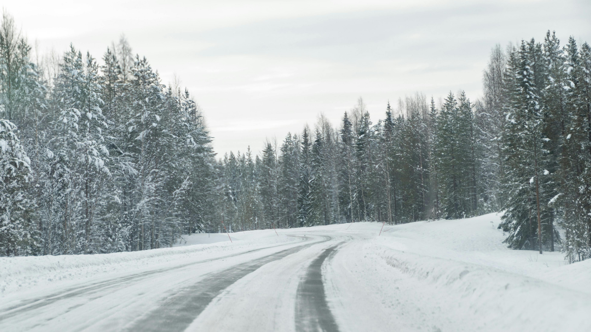 Talvine lumine maantee sissesõidetud jälgedega. Foto: Canva