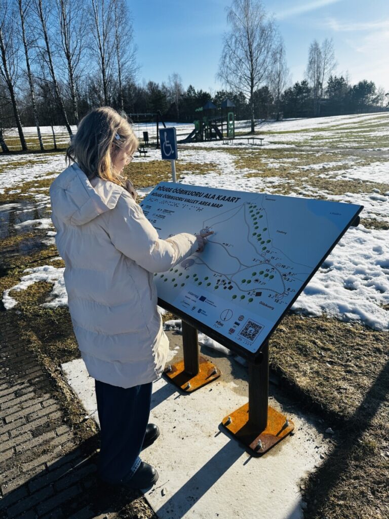 Taktiilne kaart Rõuge Ööbikuoru ala parkla servas